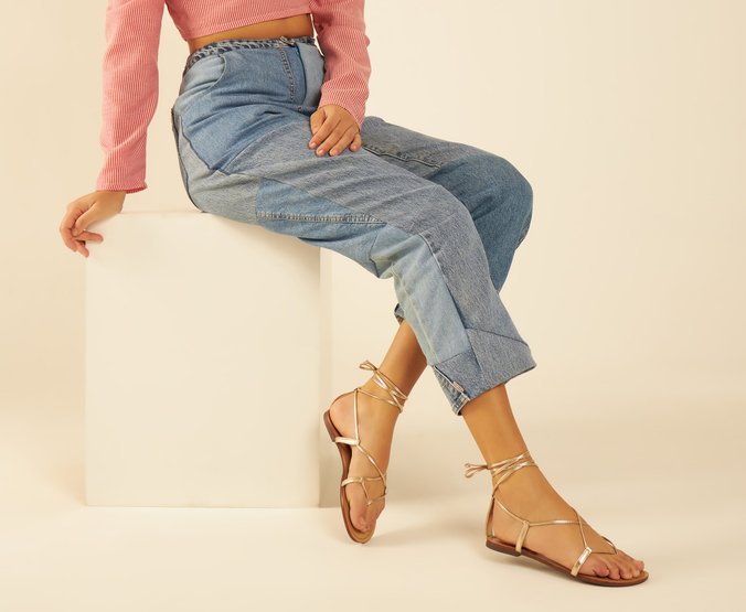 Sandália feminina flat rasteira rasteirinha dourada amarração - R$ 57.99,  cor Dourado (de couro, parte fechada, com tiras, sola emborrachada)  #156485, compre agora | Shafa