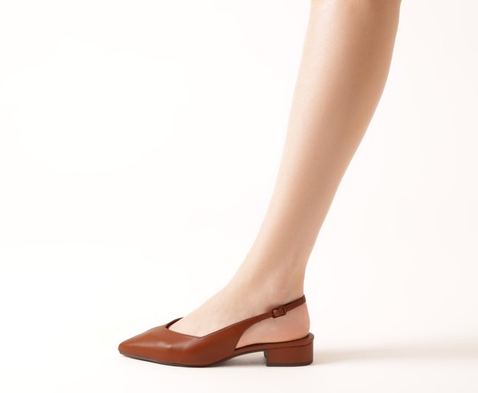 Sapatilha Slingback Salto Bloco Corte Triangular Marrom