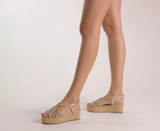 Sandália Plataforma Dourada Tiras de Trança