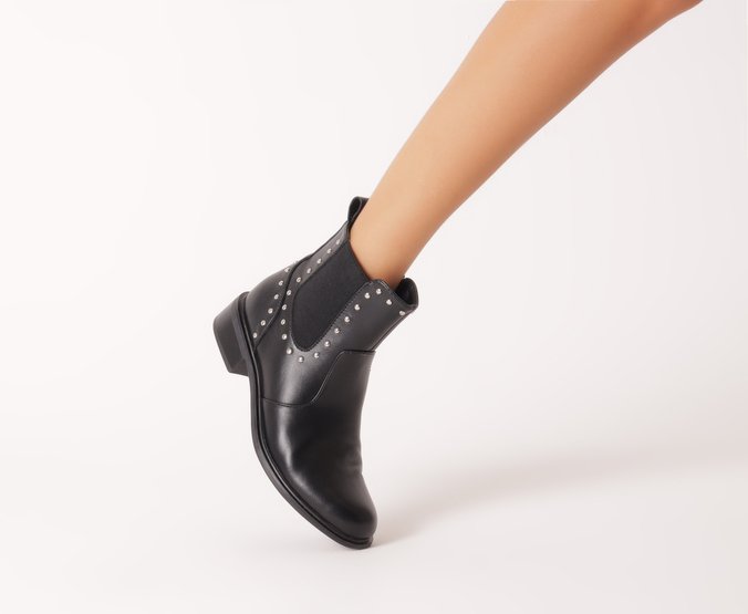 Bota Chelsea Cano Curto Tachas Preta