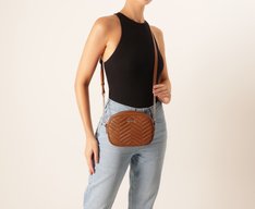 Bolsa Tiracolo Média Matelassê Zig Zag Marrom