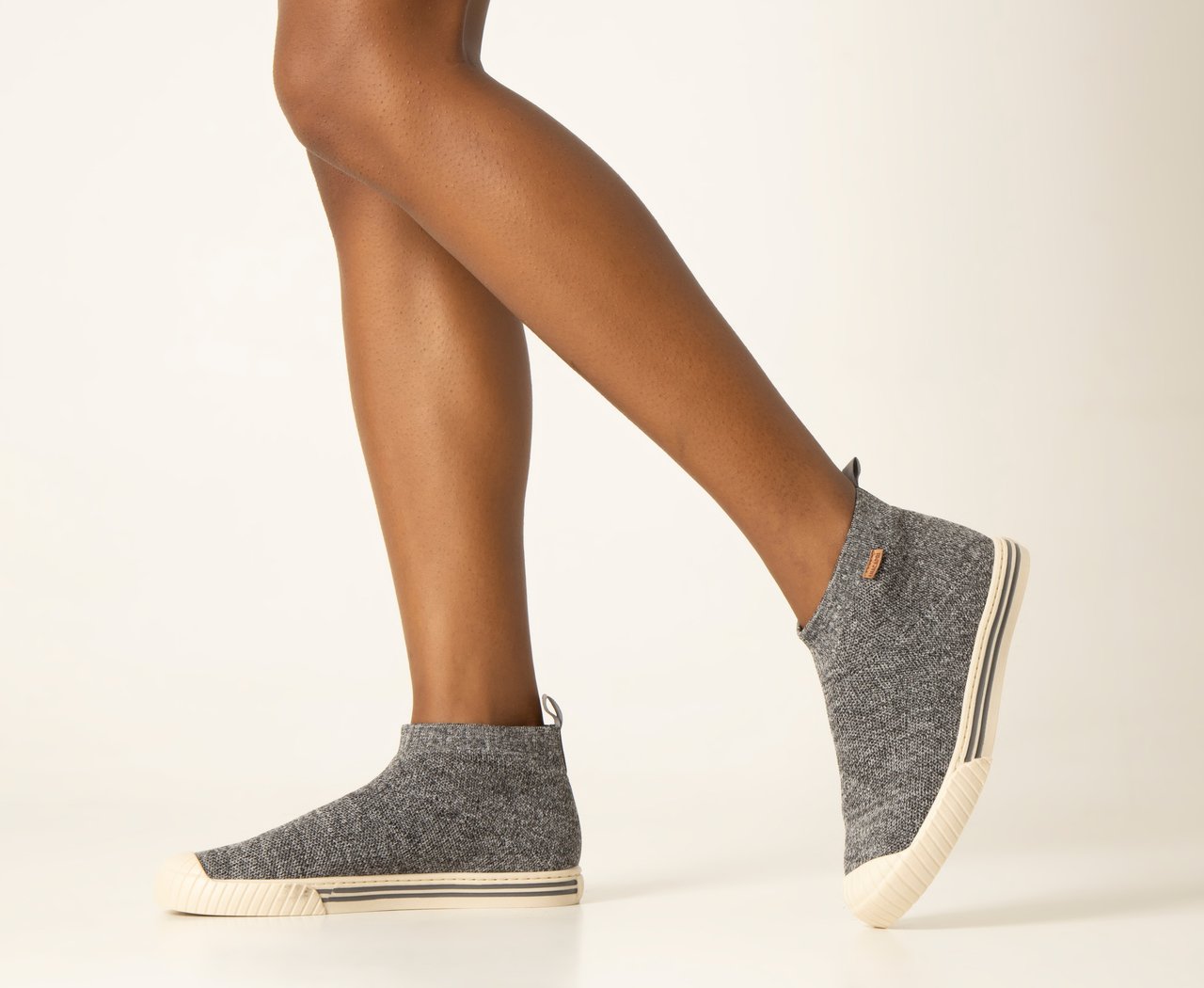 Tenis slip on cano alto 2025