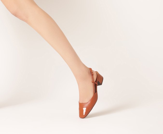 Sapatilha Slingback Salto Bloco Ponta Verniz Marrom