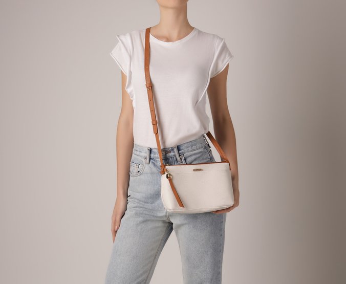 Bolsa Tiracolo Pequena Bag Charm Branca E Marrom