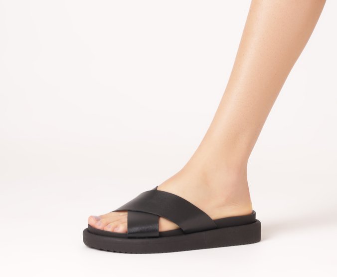 Papete Tiras Cruzadas Couro Preta