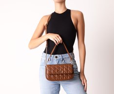 Bolsa Tiracolo Média Matelassê Triangular Marrom