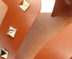 Rasteira Tiras Tachas Couro Marrom