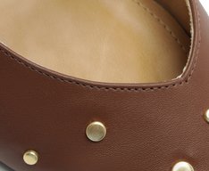 Sapatilha Slingback Bico Fino Tachas Marrom
