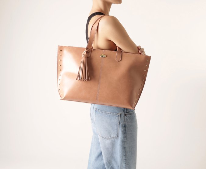 Bolsa Shopping Grande Tachas Bege
