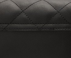 Bolsa Tiracolo Pequena Matelassê Triangular Envelope Preta