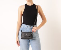 Bolsa Tiracolo Pequena Tampa Pop Preta
