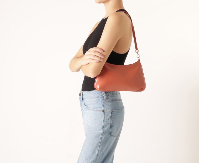 Bolsa Tiracolo Média Lisa Marrom Argila
