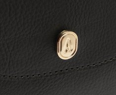 Bolsa Tiracolo Média Essencial Tampa Preta