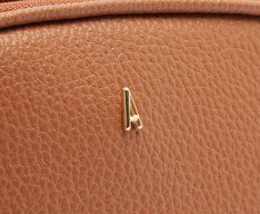 Bolsa Tiracolo Pequena Texturizada Marrom