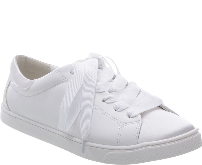 tenis com cadarço de cetim