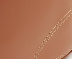 Bolsa Tiracolo Baguete Média Costura Ornamental Marrom