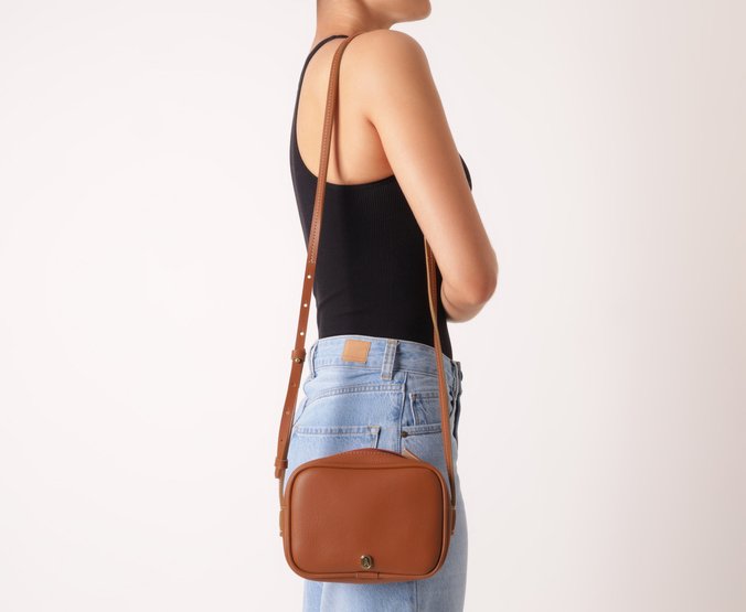 Bolsa Tiracolo Pequena Cápsula Marrom