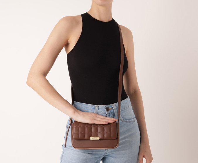 Bolsa Tiracolo Média Tampa Matelassê Quadriculado Marrom