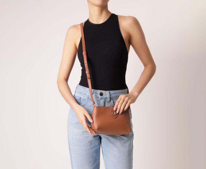 Bolsa Tiracolo Pequena Cápsula A Marrom