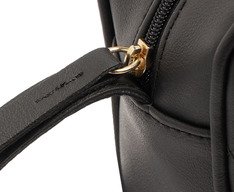 Bolsa Tiracolo Média Matelassê Triangular Arredondada Preta