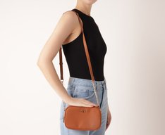 Bolsa Tiracolo Média Divisórias Metal Marrom