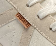 Tênis Pontilhado Lateral Branco Detalhe Dourado