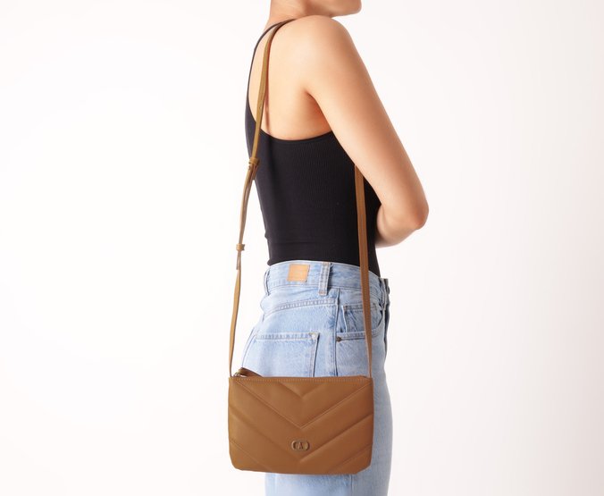 Bolsa Tiracolo Média Matelassê Zig Marrom