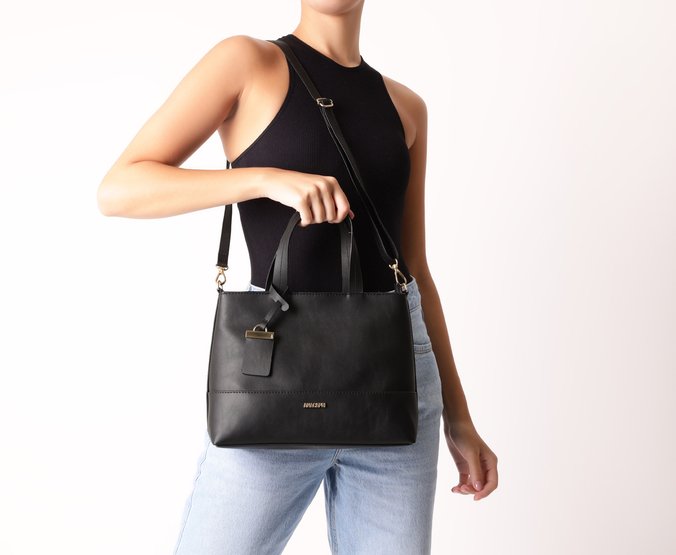 Bolsa Tote Média Com Bag Charm Preta