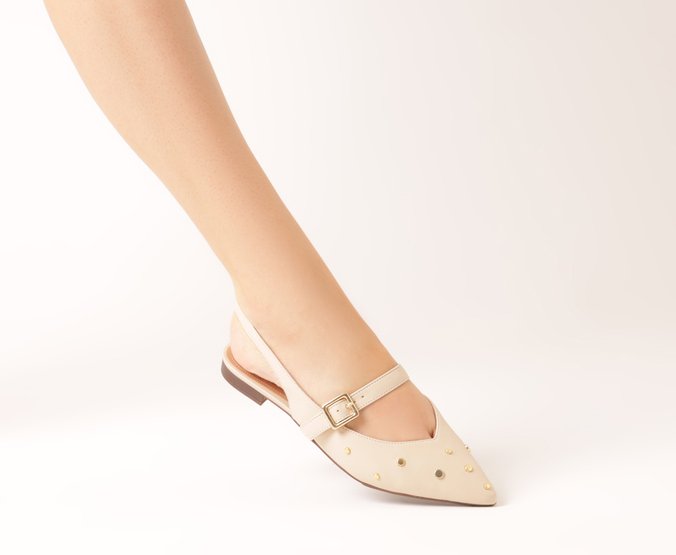 Sapatilha Slingback Bico Fino Tachas Bege