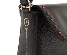 Bolsa Tiracolo Média Baguete Pespontada Preta