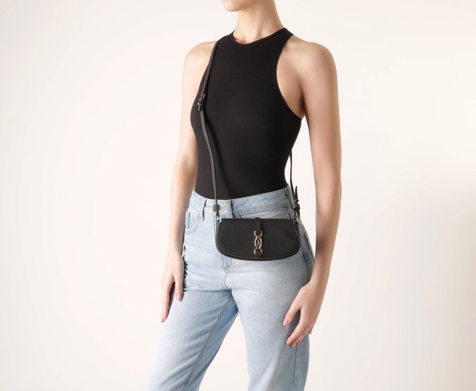 Bolsa Tiracolo Pequena Pingente Preta