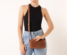 Bolsa Tiracolo Média Texturizada Injetada Marrom