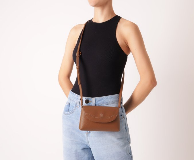 Bolsa Tiracolo Pequena Tampa Pop Marrom