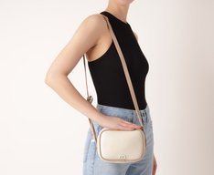 Bolsa Tiracolo Pequena Cápsula Mono Arredondada Branca
