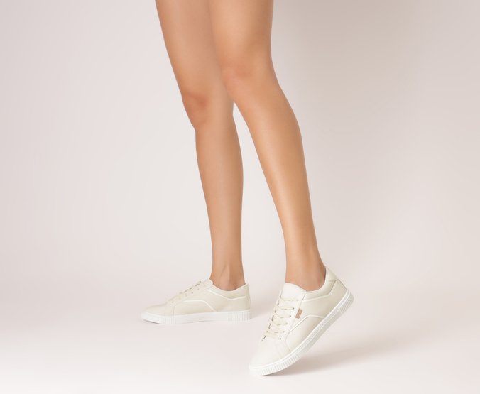 Tênis Detalhe Linhas Bege E Branco