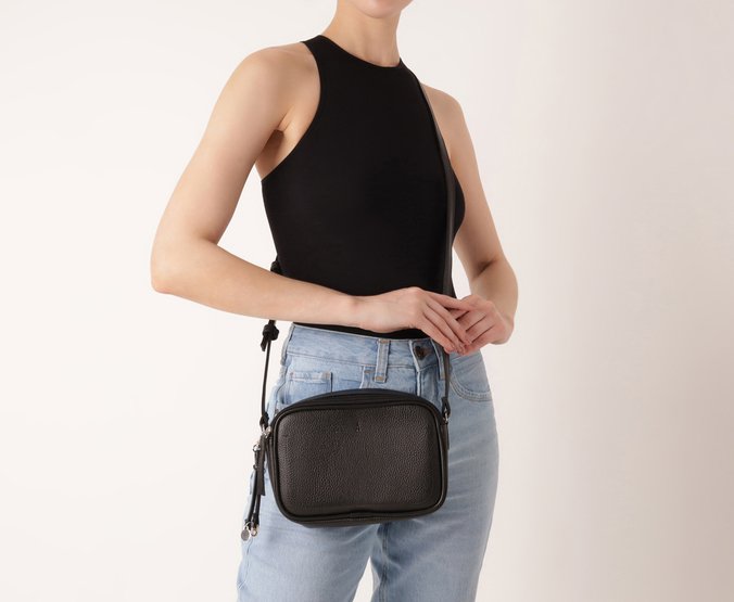 Bolsa Tiracolo Pequena Costura Ornamental Preta