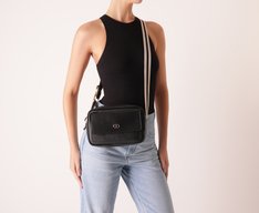 Bolsa Tiracolo Média Bolso Frontal Preta