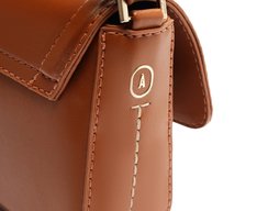 Bolsa Tiracolo Baguete Pequena Cápsula A Marrom
