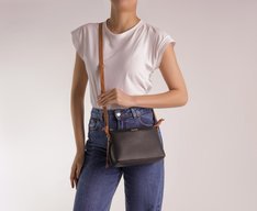 Bolsa Tiracolo Pequena Bag Charm Preta E Marrom