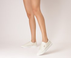 Tênis Detalhe Linhas Bege E Branco
