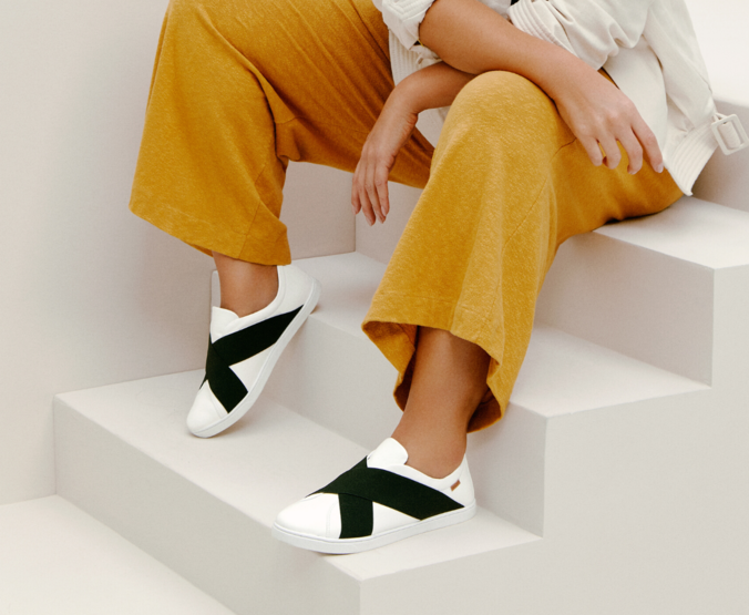 Tênis Slip On Branco Tiras Elástico Preto | Anacapri