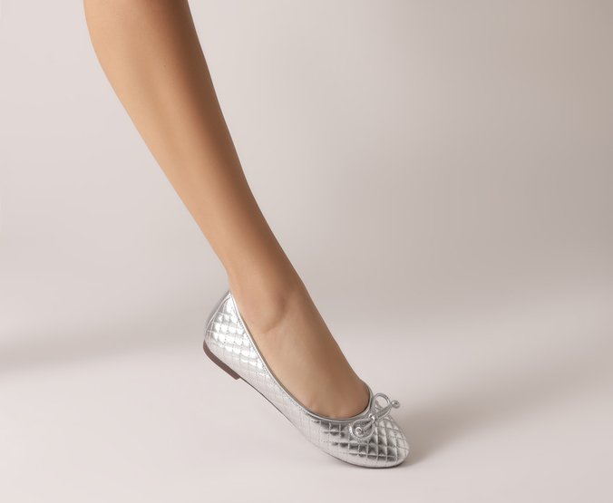 Sapatilha Matelassê Laço Prateada