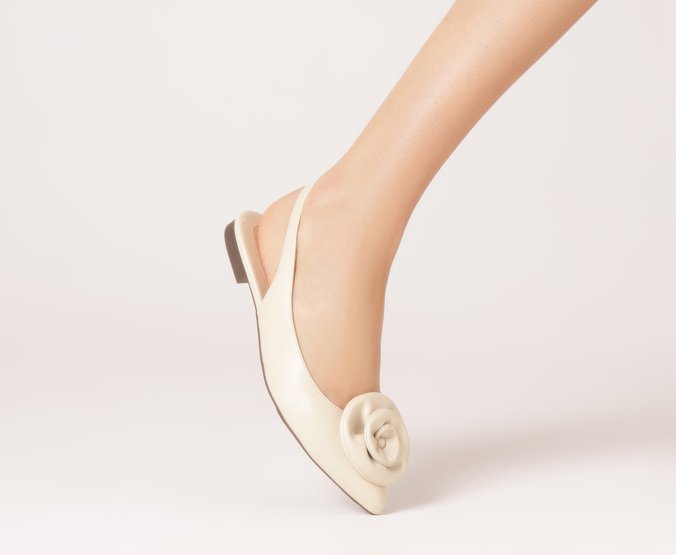 Sapatilha Slingback Bico Fino Flor Branca