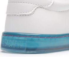 tenis branco com solado colorido