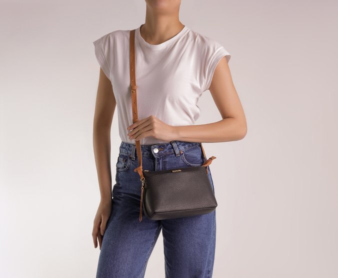 Bolsa Tiracolo Pequena Bag Charm Preta E Marrom