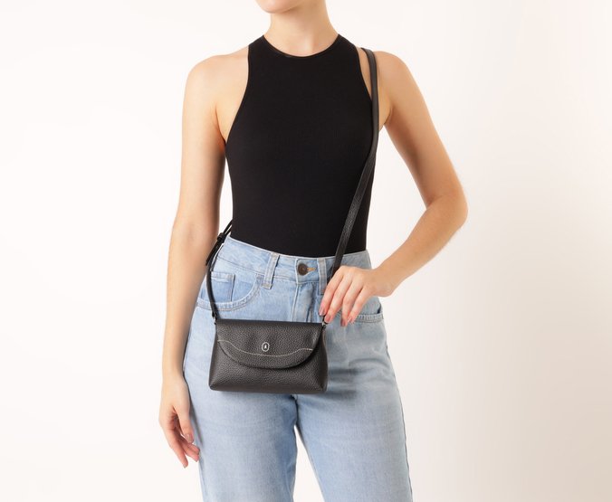 Bolsa Tiracolo Pequena Tampa Pop Preta