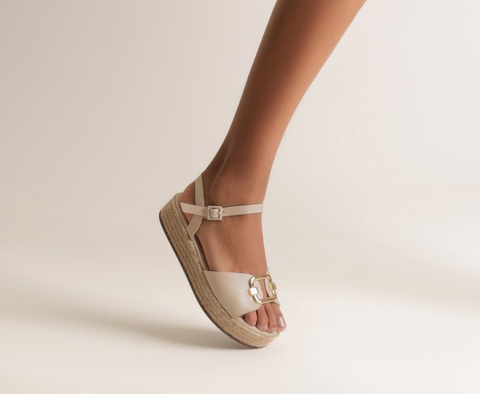 Sandália Plataforma Nude Fivela Corda