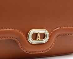 Bolsa Tiracolo Baguete Pequena Cápsula A Marrom