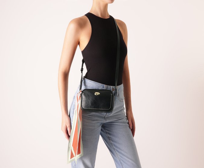 Bolsa Tiracolo Pequena Lenço Decorativo Preta