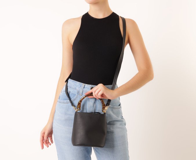 Bolsa Bucket Média Alça Acrílica Onça Preta